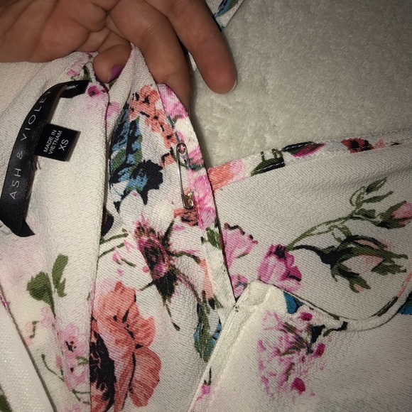 🌸Flirty Floral Romper🌸 - Picture 3 of 4